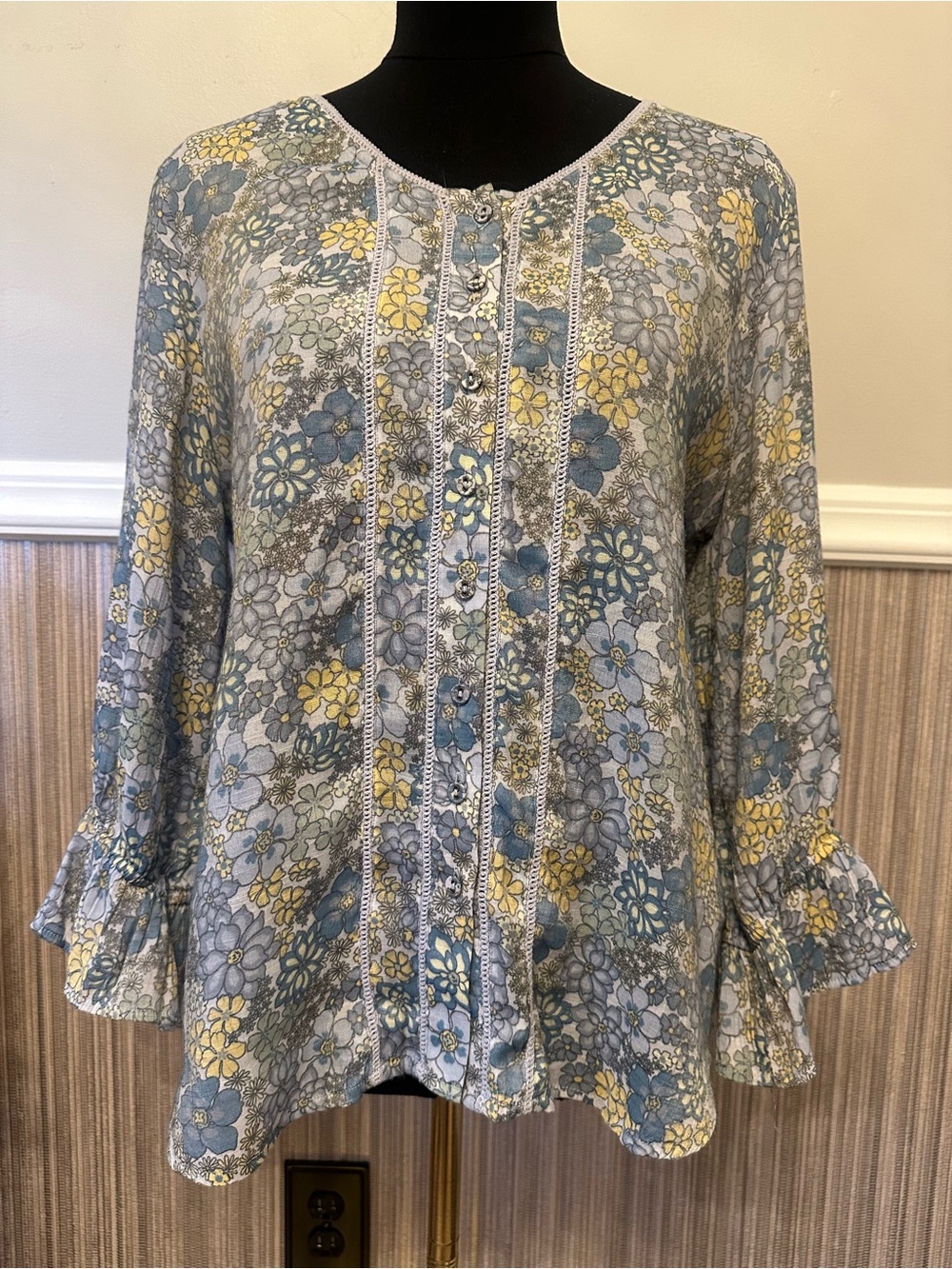 Skye’s the Limit Floral Boho Blouse Medium Bell Sleeve Crochet Trim Peasant Top